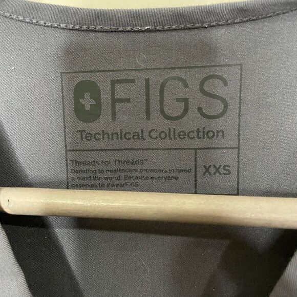 FIGS Technical Collection Grey Short Sleeve Top - Picture 4 of 6